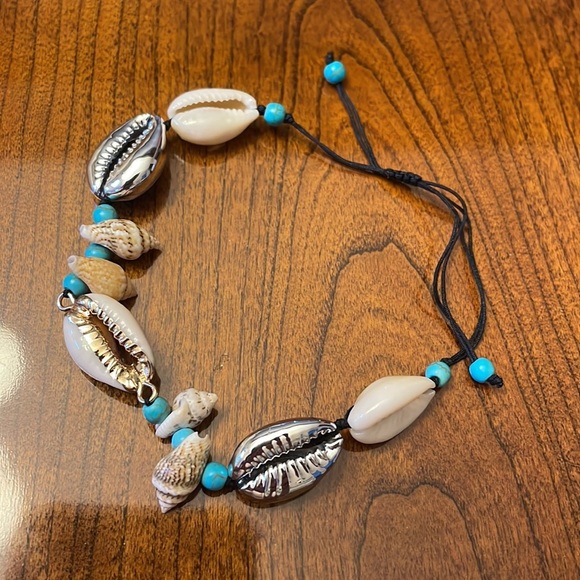 NWOT shell adjustable bracelet. Metallic gold / silver / cream turquoise beads - Picture 4 of 4